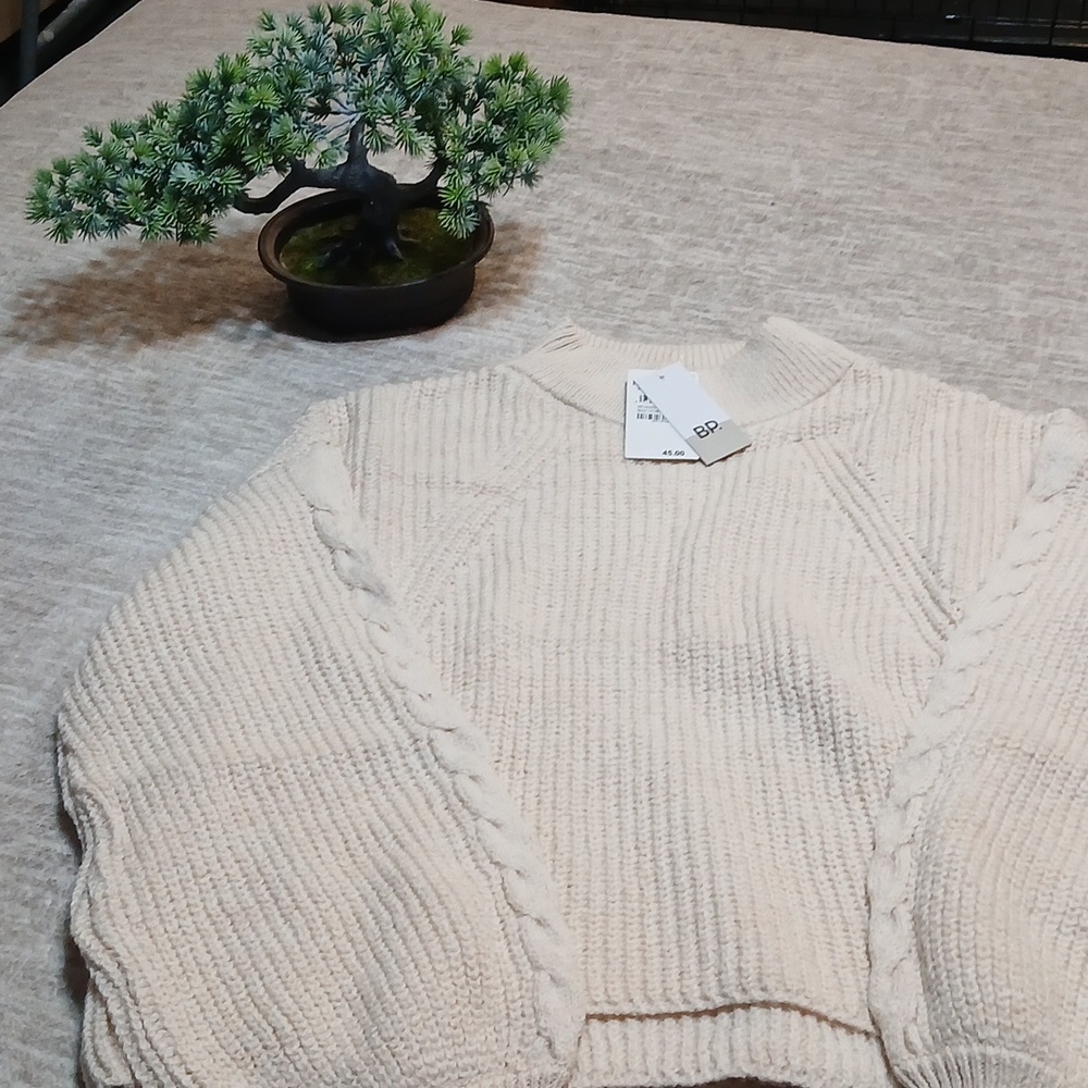 Sweaters - Picture 4 of 4